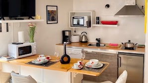 A compact kitchen with a microwave, toaster, kettle, and a small refrigerator. - Studio in the Medieval Center of Sarlat (FRANREAL) (Sarlat la Caneda)