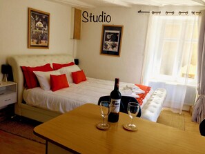 1 slaapkamer, een strijkplank/strijkijzer, gratis wifi, beddengoed