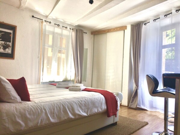 1 slaapkamer, een strijkplank/strijkijzer, gratis wifi, beddengoed
