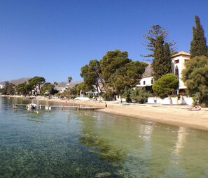 Vlak bij het strand, ligstoelen aan het strand, strandlakens