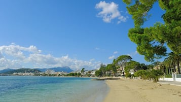 In Strandnähe, Liegestühle, Strandtücher