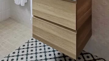 Een douche, een bidet, handdoeken