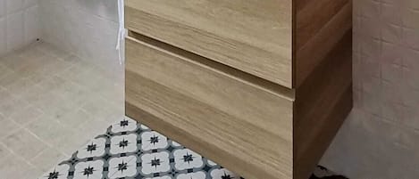 Shower, bidet, towels
