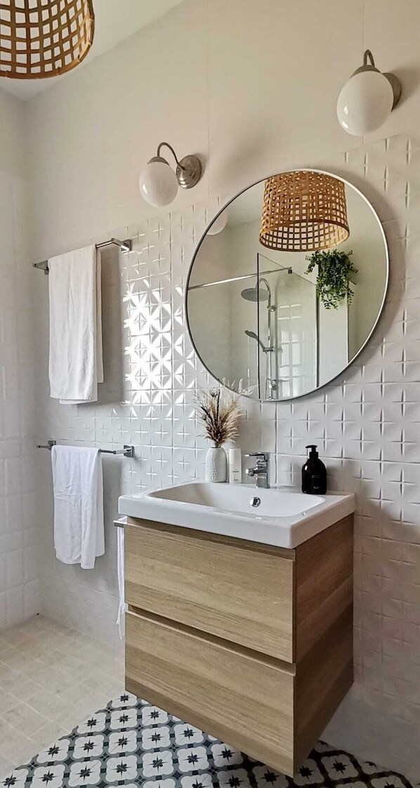 Shower, bidet, towels