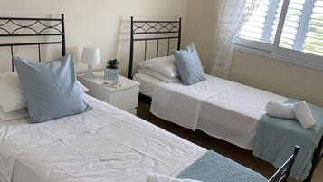 2 habitaciones, tabla de planchar con plancha, cuna de viaje y wifi
