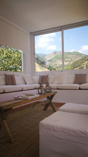 Een televisie en een open haard