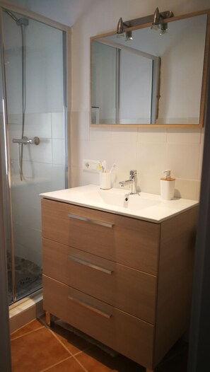 Dusj, hårføner, håndklær og såpe