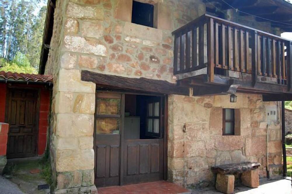 House privileged by its fantastic location between SEA and MOUNTAIN.