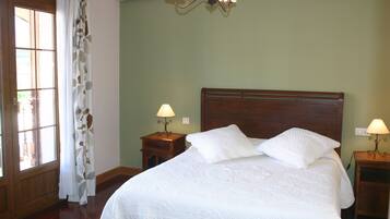 4 bedrooms, iron/ironing board, travel crib, free WiFi