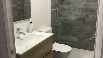 Douche, sĂšche-cheveux, serviettes fournies, savon