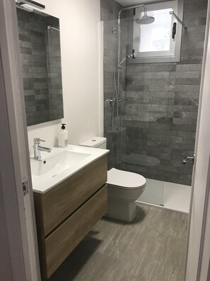 Douche, sĂšche-cheveux, serviettes fournies, savon