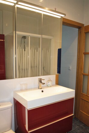 Shower, hair dryer, towels - Modern apartment in Chueca Madrid (Madrid)