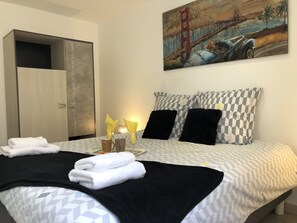 2 室のベッドルーム、アイロン / アイロン台、WiFi (無料)、ベッドシーツ