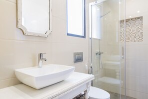 Een douche, een haardroger, handdoeken