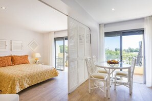 1 slaapkamer, een strijkplank/strijkijzer, internet, beddengoed