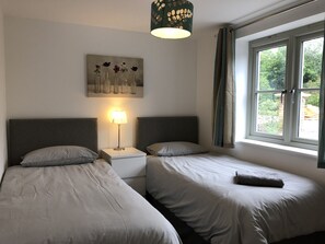 4 bedrooms, iron/ironing board, WiFi, bed sheets - Country retreat for relaxation near Cotswolds, Stratford-upon-Avon and Malvern   (Pershore)