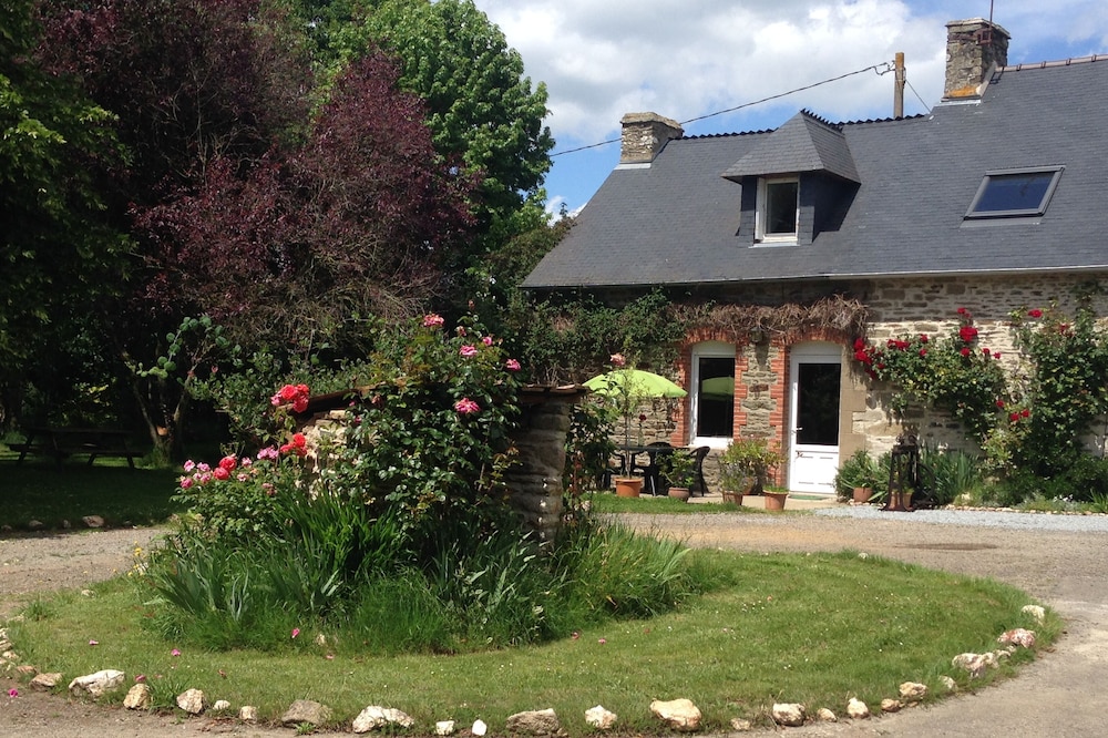 Set in the gorgeous region of southern Morbihan three drive minutes to Josselin