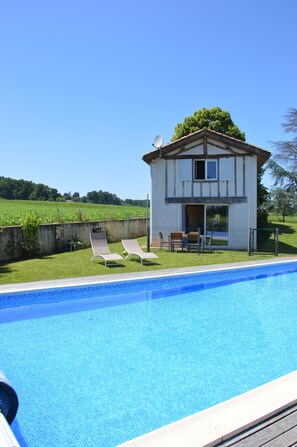 حمّام سباحة مُدفَّأ