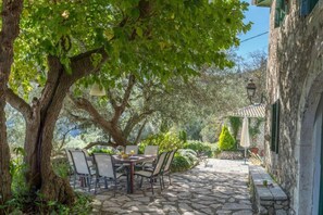 Outdoor dining - The Old House & Guest House  - Collection Villas (Pigadisani)