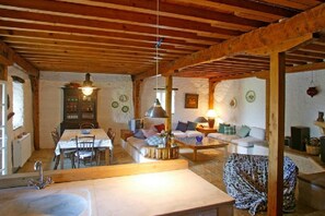 Una televisión, una chimenea