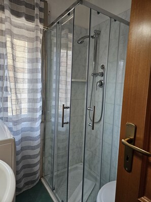 Dusch, hårtork, bidé och handdukar