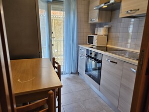 Kylskåp, mikrovågsugn, ugn och spishäll