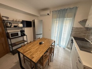 Fridge, microwave, oven, stovetop - Family House B Sea Side (letojanni)