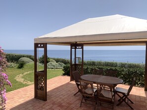 Outdoor dining - Seafront villa with stunning views, private access to the sea, pool, WI Fi  (Siracusa)