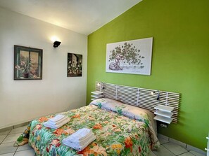 4 bedrooms, iron/ironing board, travel cot, free WiFi - Seafront villa with stunning views, private access to the sea, pool, WI Fi  (Siracusa)