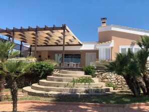 Exterior - Seafront villa with stunning views, private access to the sea, pool, WI Fi  (Siracusa)