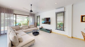 Smart TV, lettore DVD, libri, videoteca