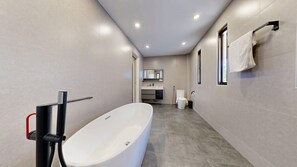 Dusche, Haartrockner, Bidet, Handtücher