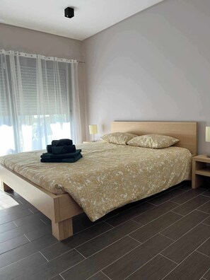 4 عدّة غرف نوم ومكواة/لوح كي وواي فاي وملاءات أسرّة