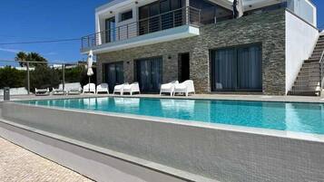 Alberca al aire libre y alberca climatizada