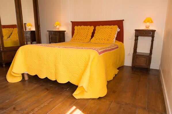 4 bedrooms, iron/ironing board, wheelchair access