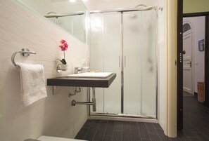 تجهيزات دش، مجففات شعر، مراحيض شطف، مناشف