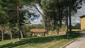 A yellow building with a large entrance and a small structure with a red roof in the background. - Rural house (full rental) Centro Río Lobos for 6 people (Hontoria del Pinar)