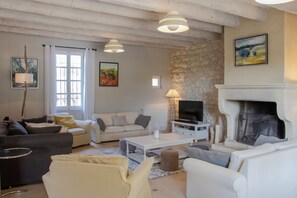 TV connectée, cheminée, lecteur de DVD, baby-foot