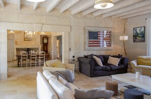 TV connectée, cheminée, lecteur de DVD, baby-foot