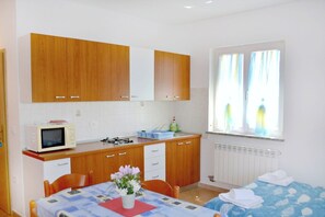 Fridge, microwave, stovetop, coffee/tea maker