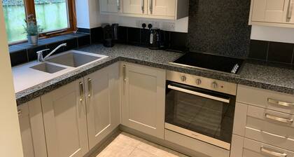 Monmouth Cottage; A rural cottage retreat on the outskirts of Frome, near Longleat Safari Park and B