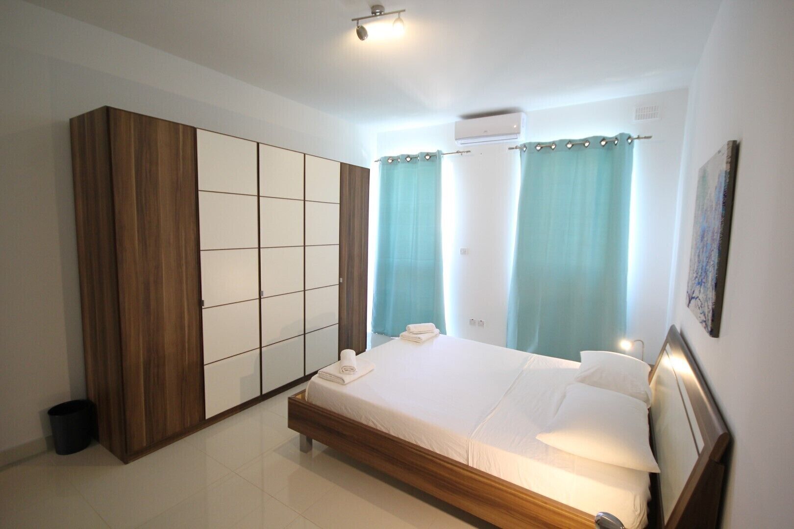 2 habitaciones, tabla de planchar con plancha, wifi y ropa de cama 