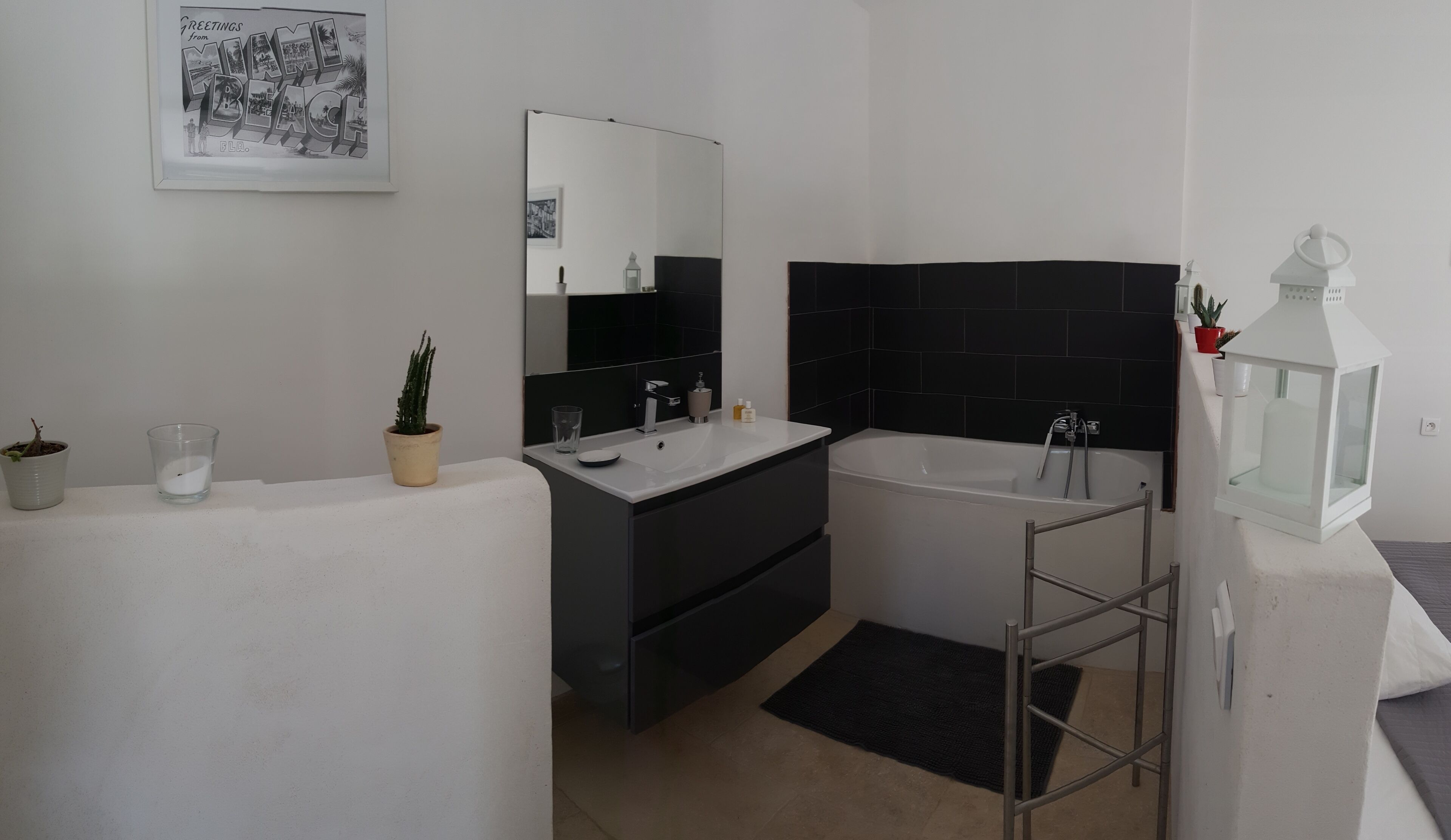 "White Room" coquettish and quiet in the heart of a forest