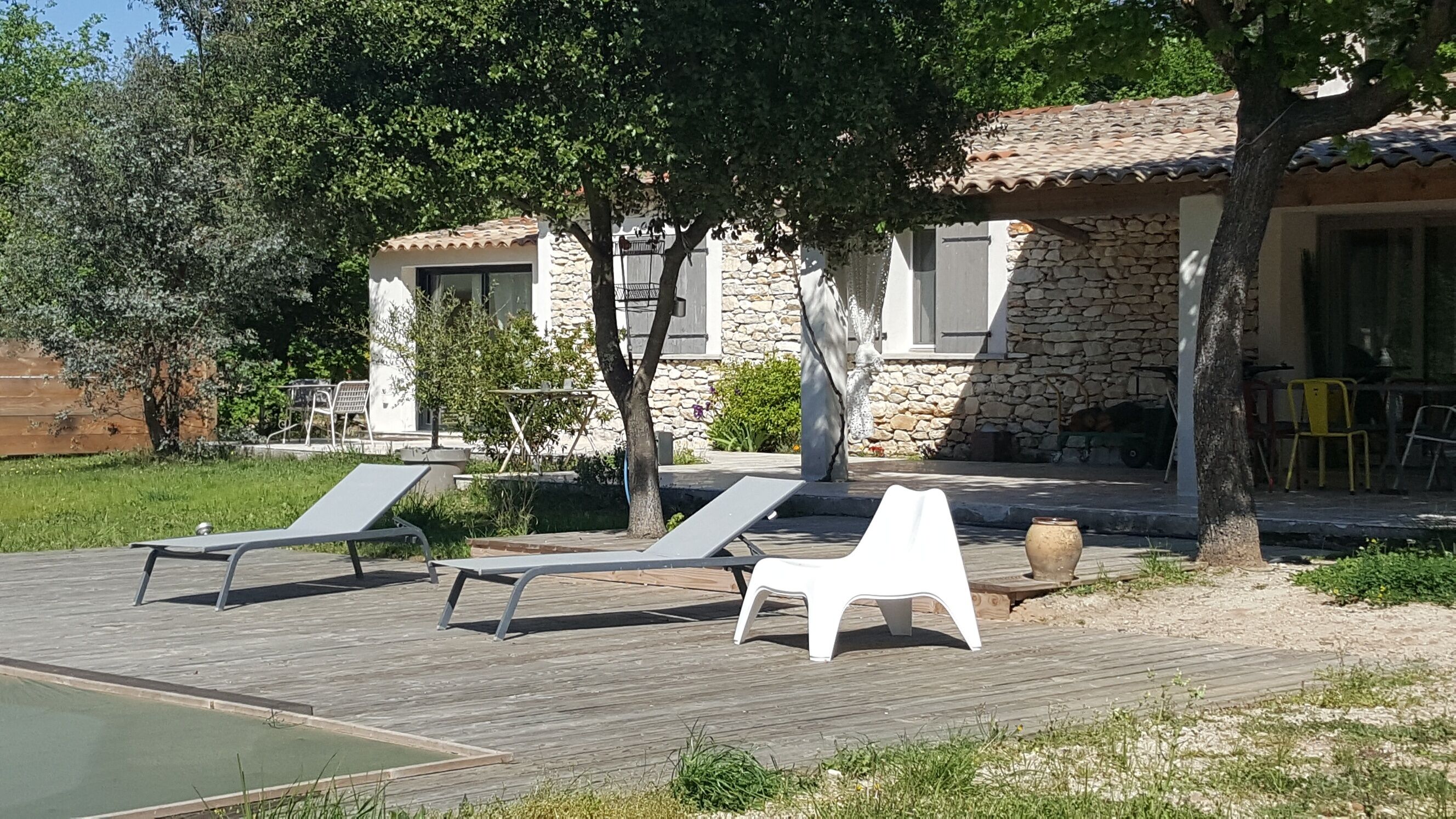 "White Room" coquettish and quiet in the heart of a forest