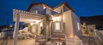 Full view in a luxury house beside the beach-Crete