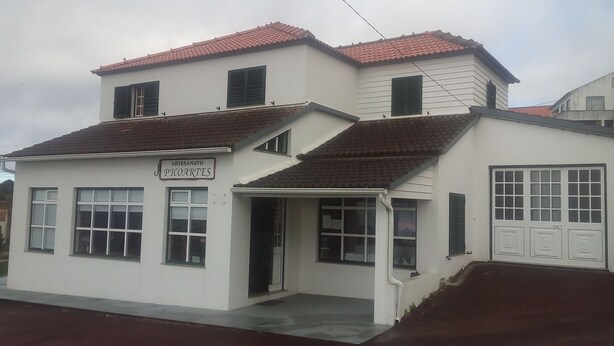 A two-story building with a sign reading "ARTESANATO PICOARTES." - Calm and rest combined with well-being with great views of the mountain and sea (Madalena)