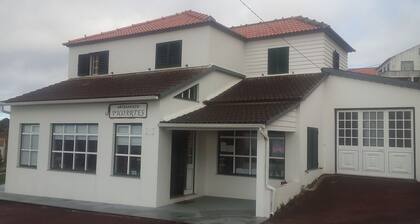 Ruhe und Erholung kombiniert mit Wohlbefinden mit herrlichem Blick auf die Berge und das Meer