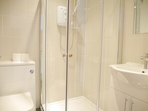 Ensemble douche/baignoire, sĂšche-cheveux, serviettes fournies, savon