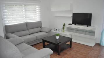 Een televisie en een stereo