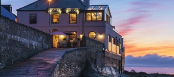 Catboat Cottage: a stone's throw from the beach. Shops & pubs are 2 minute walk.